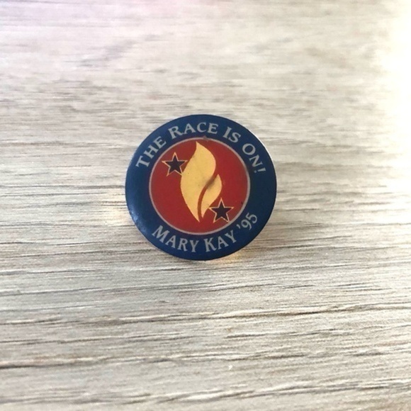 Vintage Jewelry - Vintage Mary Kay 1995 Label Pin